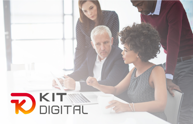 empresarios trabajando al ordenador