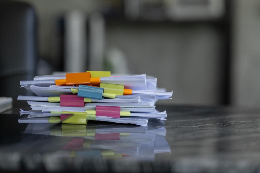 documentos en una mesa de despacho